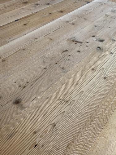 Pavimento in abete antico con finitura ad effetto naturale
