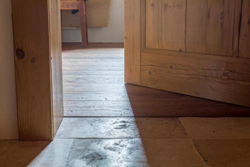 Parquet in olmo antico di recupero verniciato naturale