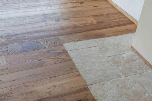 Parquet in olmo antico di recupero verniciato naturale